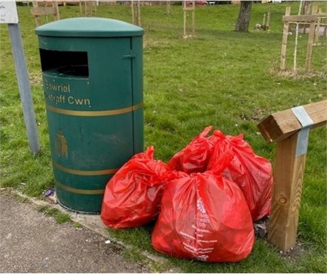 Red bags appearing across Torfaen are a sign of volunteer efforts