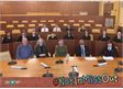Pwyllgor disgyblion yn cynnal cyfarfod yn siambr y cyngor