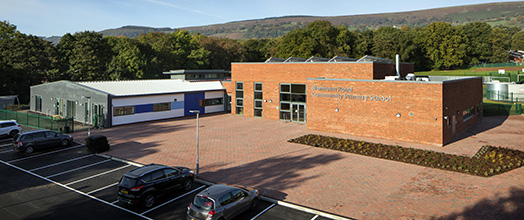 Ysgol Gynradd Gymunedol Heol Blenheim - Golwg oddi uchod o du blaen yr ysgol