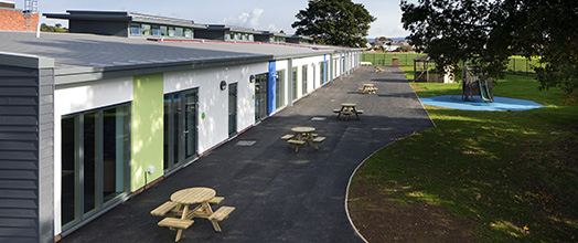 Ysgol Gynradd Gymunedol Llantarnam - Cefn yr ysgol