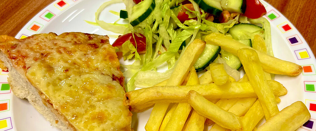 Cheese and tomato pizza served with chips and side salad