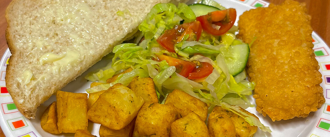 Double bubble salmon fillet* served with herby diced potatoes, peas or mixed salad, bread and spread
