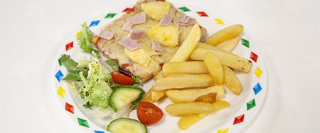 Ham and pineapple pizza with chips and side salad