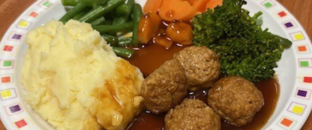 Quorn balls in gravy served with mashed potato, broccoli, carrots, green beans and gravy