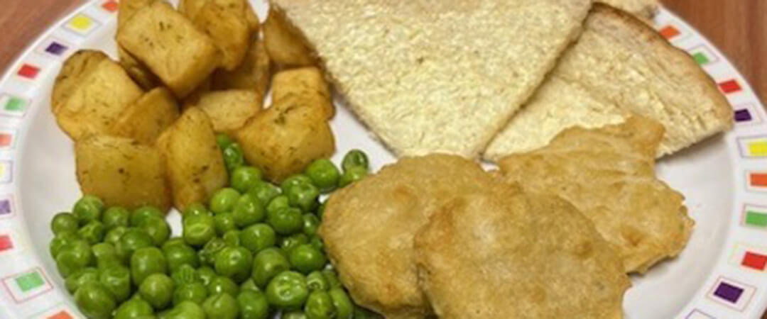 Quorn nuggets (Ve) served with herby diced potatoes, peas, bread and spread
