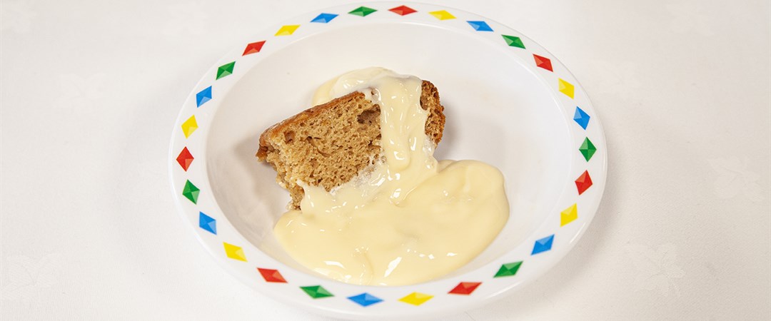 Spicy peach cake and custard