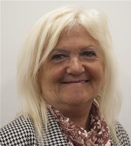 Llun o Gaynor James