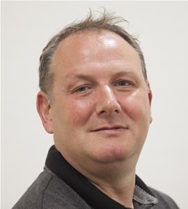Llun o Giles Davies