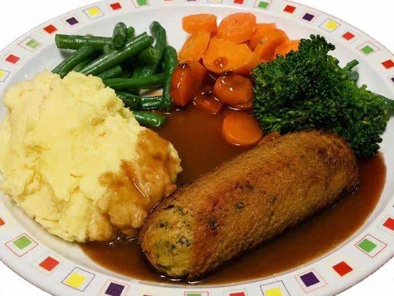 Glamorgan style sausage (V) served with mashed potato, carrots, broccoli and gravy