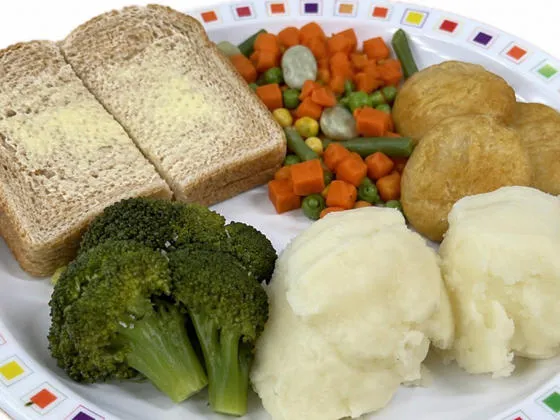 Quorn nuggets (Ve) served with mashed potatoes, broccoli, mixed vegetables, bread and spread