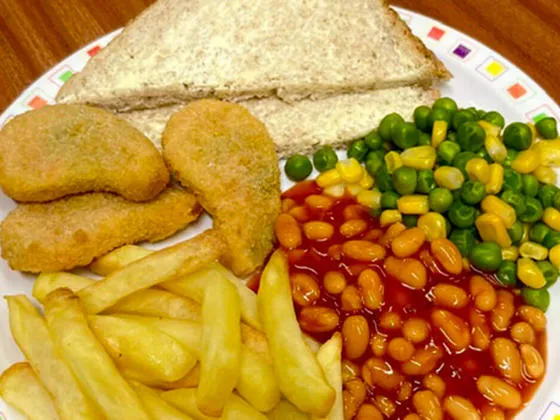 Veggie nuggets (Ve) served with chips, peas and sweetcorn or baked beans, bread and spread