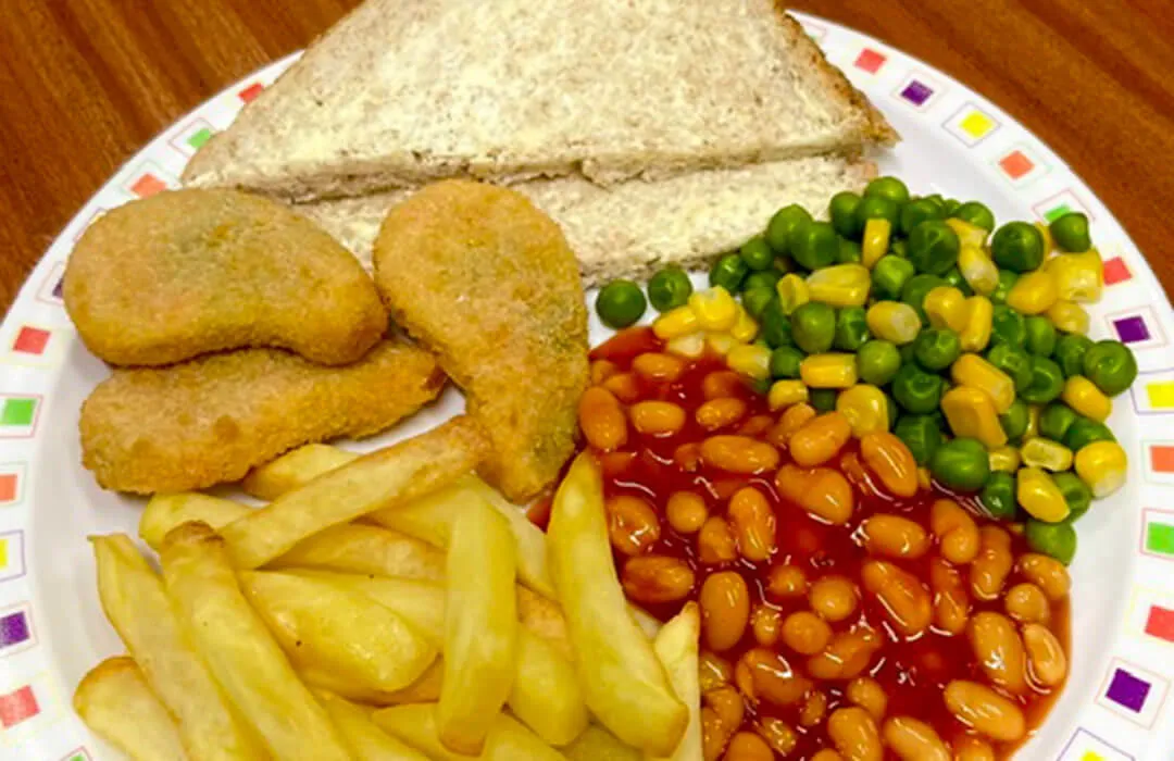 Veggie nuggets (Ve) served with chips, peas and sweetcorn or baked beans, bread and spread