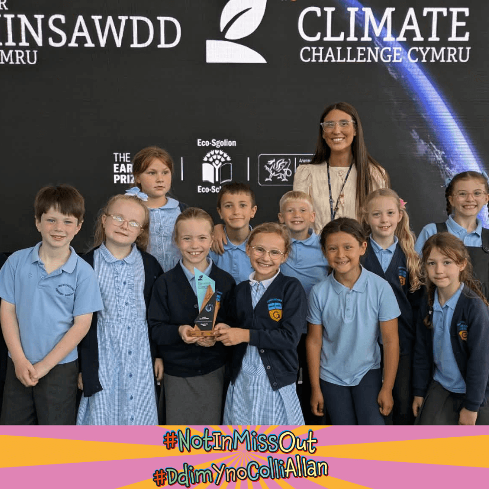 Pupils from Griffithstown Primary School with their award inspired by the Prince of Wales'  Earthshot Prize